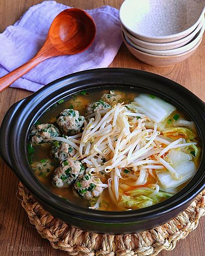 ニラ豚団子と白菜ともやしのお鍋﻿
