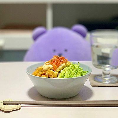 レンジで3分・1人前レシピ「韓国風アボカドうどん」