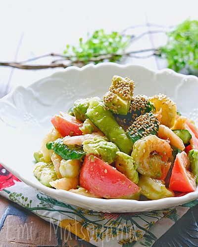 ポリ袋で！むき海老ときゅうりとトマトとアボカドの中華風サラダ