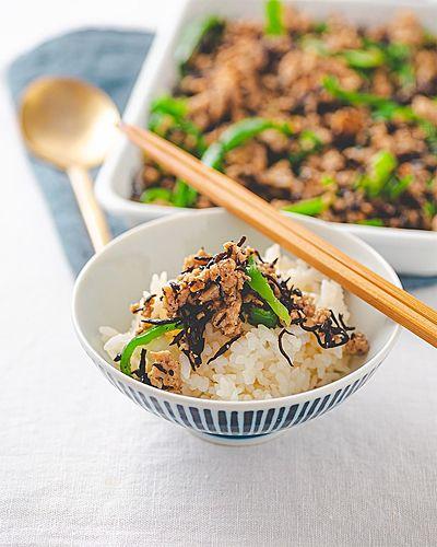 【ご飯が進む！】ひじきと鶏ひき肉とピーマンの簡単塩炒め