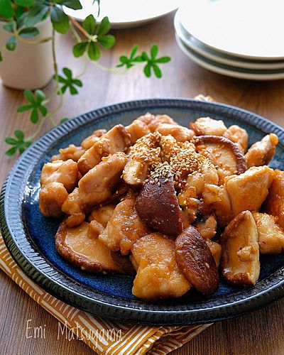 ジューシーチキンと椎茸のにんにく味噌炒め﻿