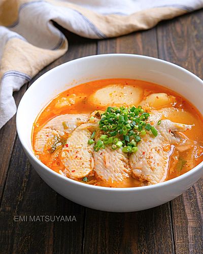 ホロホロ手羽先とじゃがいものスタミナにんにくキムチスープ ⁡