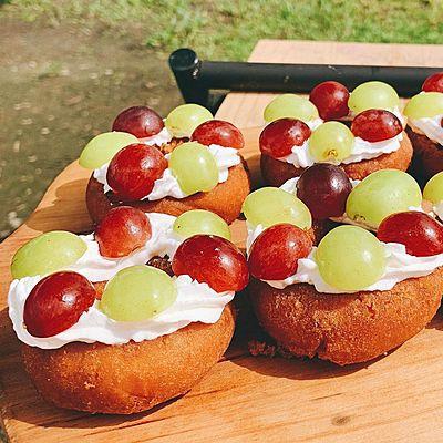 ホイップクリームのせ焼きドーナツ