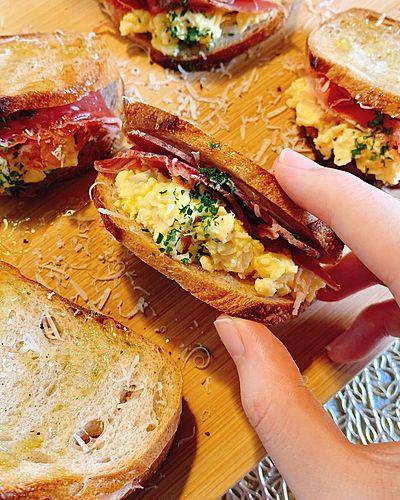 生ハムとスクランブルエッグのサンド