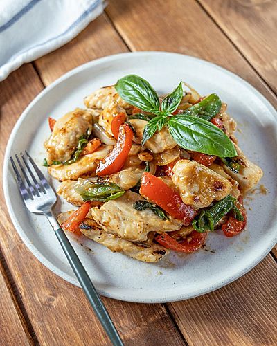 残暑を乗り切るアジアンテイスト『鶏むね肉のバジル炒め』