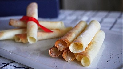 [材料3つ・餃子の皮で作る] トースターで焼くだけ！シガレットクッキー