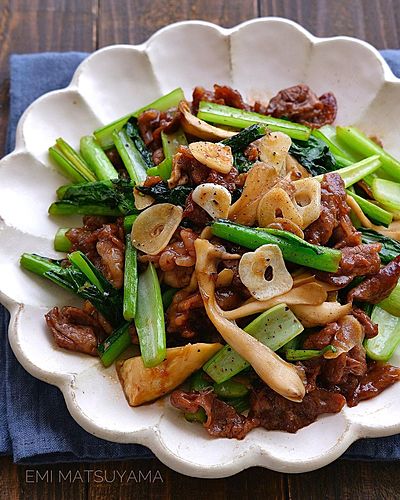 牛こまと小松菜と舞茸のにんにくバター炒め﻿