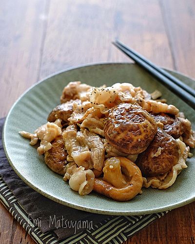 丸ごと椎茸と豚バラの白だしにんにくレモンバター炒め﻿