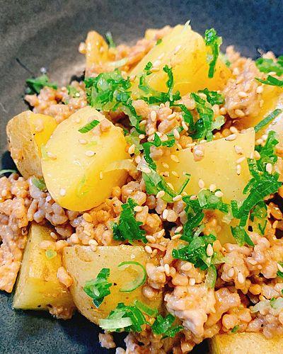 新じゃがいもと豚挽肉のオイマヨ炒め