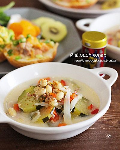 家族から大好評♡大豆とズッキーニの味噌スープ