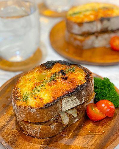 ホットサンド(キャベツと豚ひき肉の赤ワイン煮)