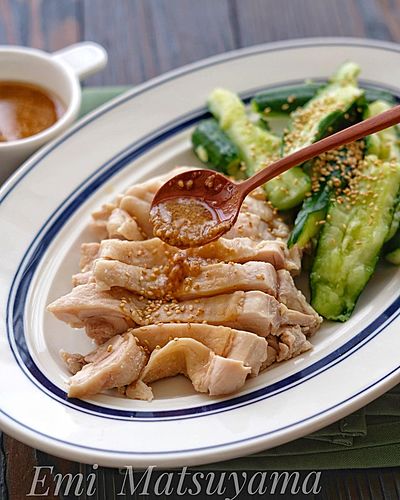 しっとり茹で鶏とたたききゅうりのさっぱりゴマだれ