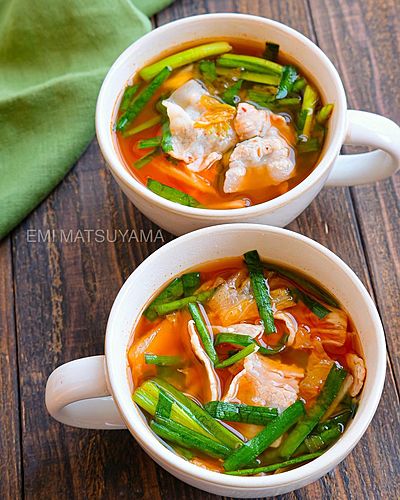 キッチンバサミで包丁不要！簡単豚ニラキムチ味噌スープ ⁡