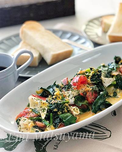 ほうれん草とトマトとベーコンのカマンベール卵炒め＊朝食に◎