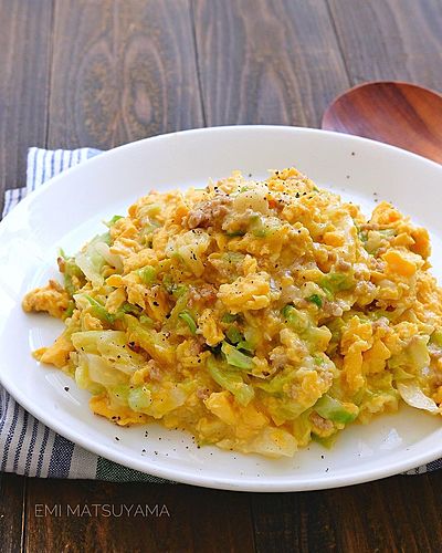 キャベツとひき肉のチーズ卵炒め