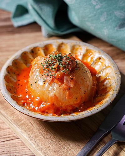 旬の野菜を贅沢に味わう『新玉ねぎのファルシ』