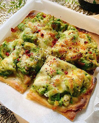 春巻きの皮で作る、アボカドベーコンピザ