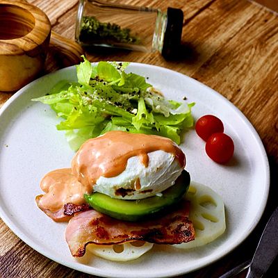 エッグベネディクト　レンコンとアボカドを添えて