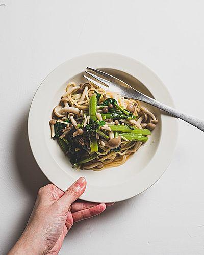 業務スーパーの激安スパゲッティで作る、ツルムラサキとしめじのレンチンパスタ