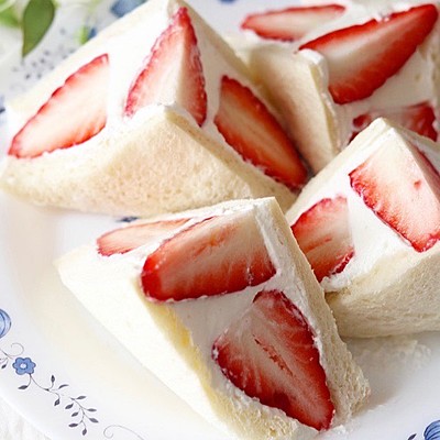 喫茶店のような綺麗ないちごサンドのレシピ