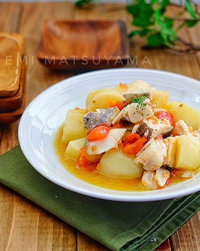 レンジで簡単魚料理！＊じゃがいもと鱈のガーリックトマト蒸し＊