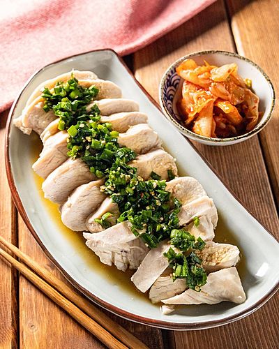 今日は、火を使わない！タレはきざんで混ぜるだけの「レンジ蒸し鶏のニラだれ」