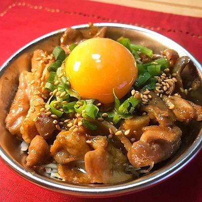 やみつきミックスホルモン丼