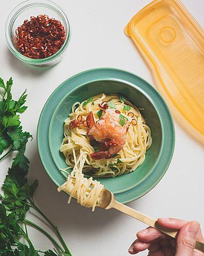 冷凍エビのレンチンペペロンチーノ