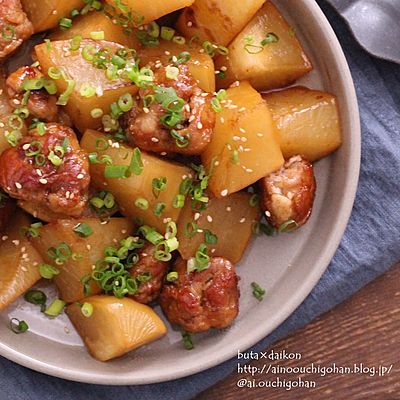 豚こまで食べごたえ抜群！大根消費にも♡豚こま団子と大根のオイスター煮♡