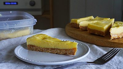 [材料4つ・生クリームなし] レンジで4分だけ！
タッパーでチーズケーキタルト