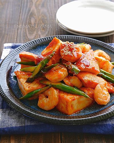 むき海老と絹厚揚げとアスパラの中華風ケチャップ炒め