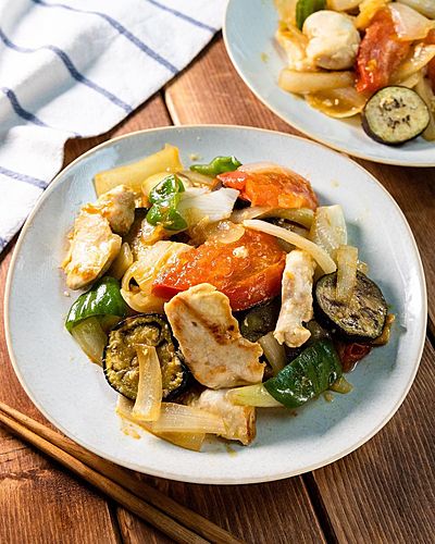 今日は手抜きしたい！そんな時におすすめの、フライパンでまとめて炒める『鶏むねと野菜のコクうまカレー風味炒め』