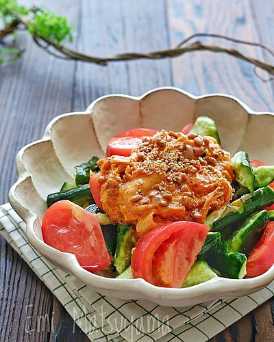 たたききゅうりとトマトの納豆キムチマヨサラダ﻿