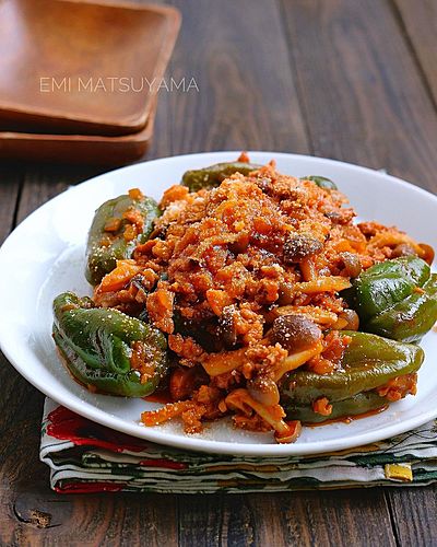 丸ごとピーマンのチリミート煮込み