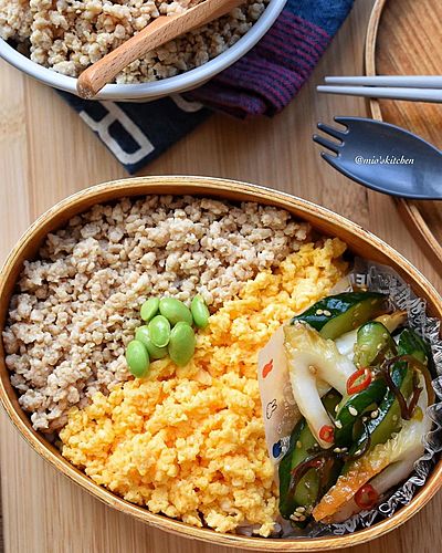 鶏そぼろと炒り卵丼