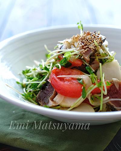 鰹のタタキと新玉ねぎとかぶとトマトと豆苗のサラダ
