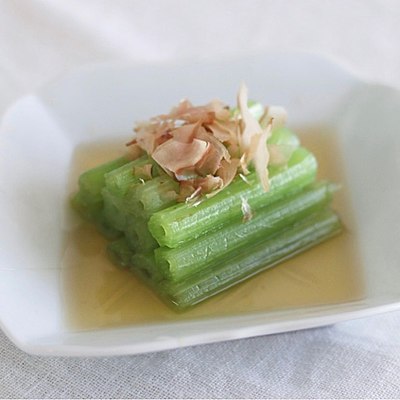 きれいな緑色のふきの翡翠煮