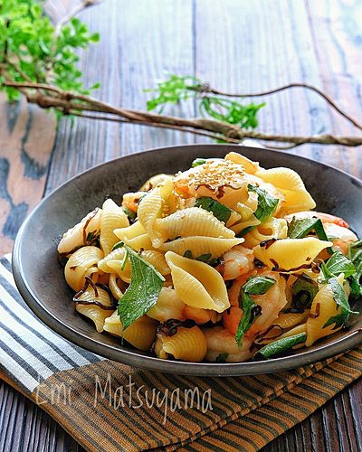 むき海老と紫蘇とショートパスタの塩昆布バター和え﻿