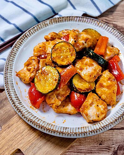 肉と野菜の満腹プレート『鶏むねとズッキーニのケチャップ炒め』