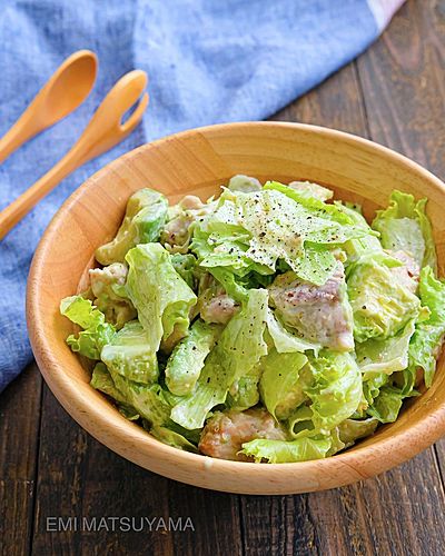 レンジ蒸し鶏とアボカドとレタスのごまレモンマヨサラダ ⁡