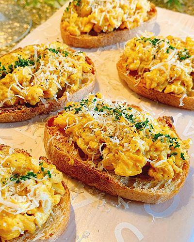 カレー風味スクランブルエッグのブルスケッタ