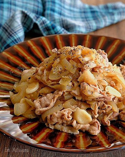 やみつき必至！玉ねぎと豚こまのにんにく炒め﻿