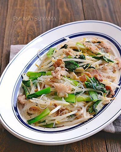豚こまと小松菜ともやしのさっぱり旨塩レモンの春雨炒め