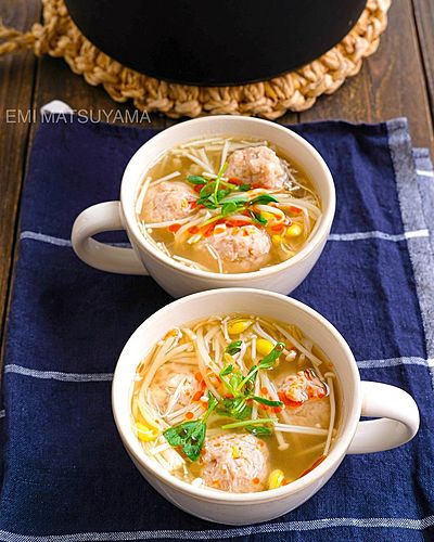 鶏団子と豆もやしとえのきの具沢山スープ