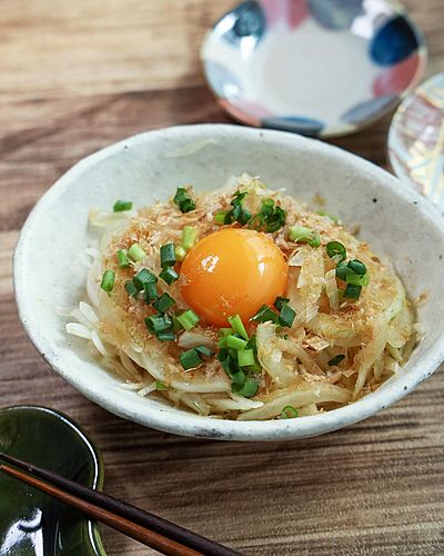 旬の野菜のおいしさ『新玉ねぎのポン酢サラダ 卵黄のせ』