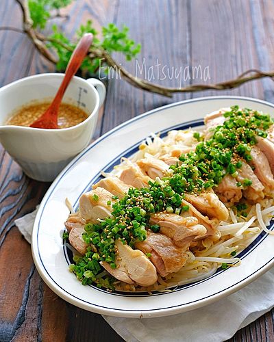 レンジで！しっとり蒸し鶏とたっぷりもやしのやみつき旨だれ﻿