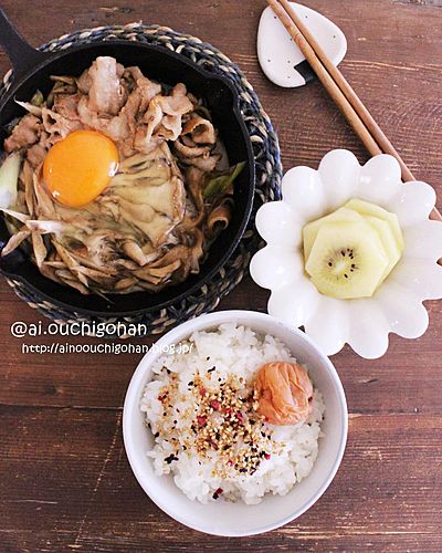 ひとり飯はニトスキでたまごのせ豚すき