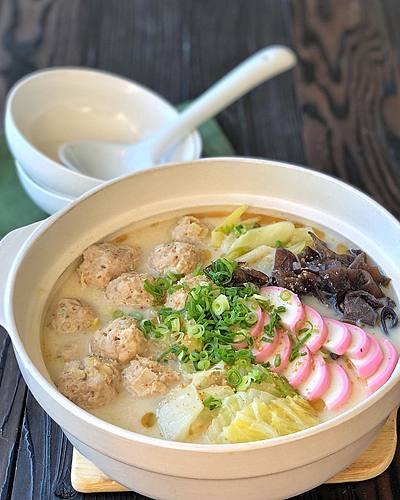 まるで濃厚豚骨スープ！＊鶏団子の豚骨風豆乳味噌鍋＊