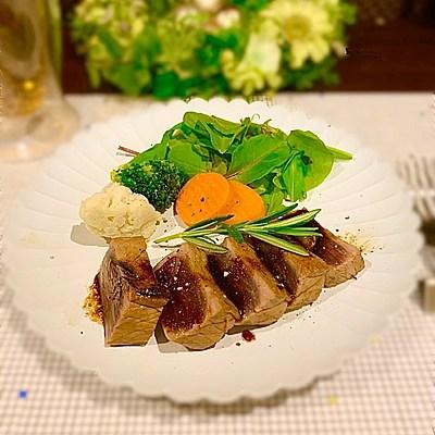 まぐろのレアステーキ