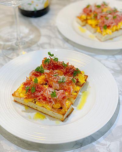 スクランブルエッグと生ハムのトースト